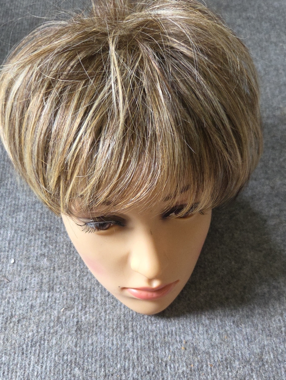 Hairdo Short Layered Women's Wig in Ash Blonde